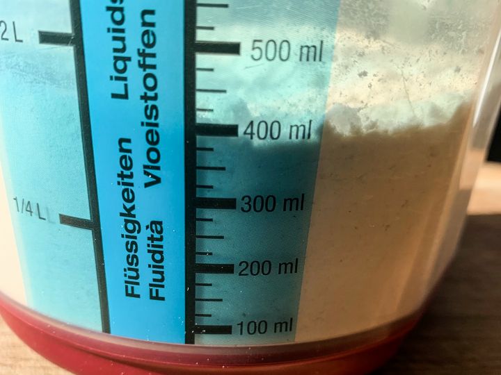 Messt das Mehl im Litermaß ab und gebt es in eine Schüssel (ich habe nur ein halbes Rezept zubereitet, daher seht ihr auf dem Foto lediglich 400 ml Mehl).