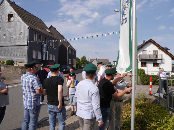 Am Haus Matthäus in Rüblinghausen hissten die Rüblinghauser Schützen die Fahne. Zwei Tage später wurden dort die Jubilare geehrt.