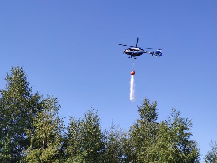 Auch am Donnerstag, 11. August, beschäftigt der Waldbrand in Attendorn die Einsatzkräfte noch. Unterstützung aus der Luft kommt vom Polizeihubschrauber Hummel.