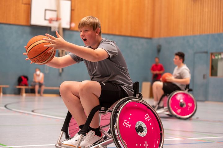 Im Rahmen einer Projektwoche lernten einige Schüler der Bigge-Lenne-Gesamtschule jetzt Rollstuhl-Basketball kennen.