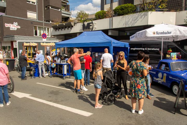 Der Stand eines Unternehmens aus Oedingen beim Lennestädter Stadtfest brachte 950 Euro für den örtlichen Kindergarten.