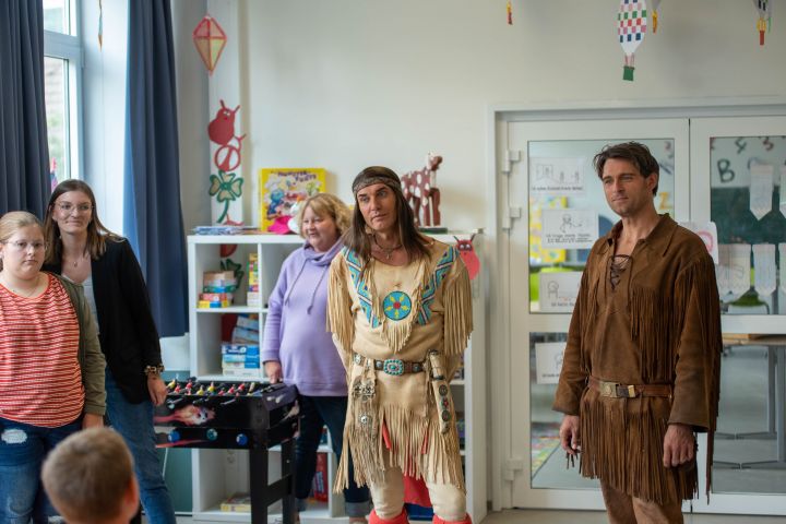 Winnetou (Jean-Marc Birkholz) und Old Shatterhand (Martin Krah) statteten den OGS-Schülern aus Elspe und Oedingen einen Besuch ab.