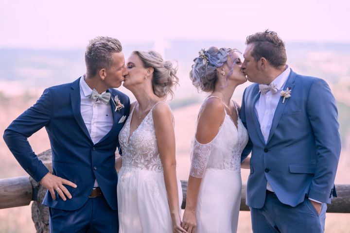 Eineiige Zwillingsschwestern trauten sich am Freitag, 9. September, an der Hohen Bracht. Die Ehemänner von Mona und Sarah heißen beide Sebastian.