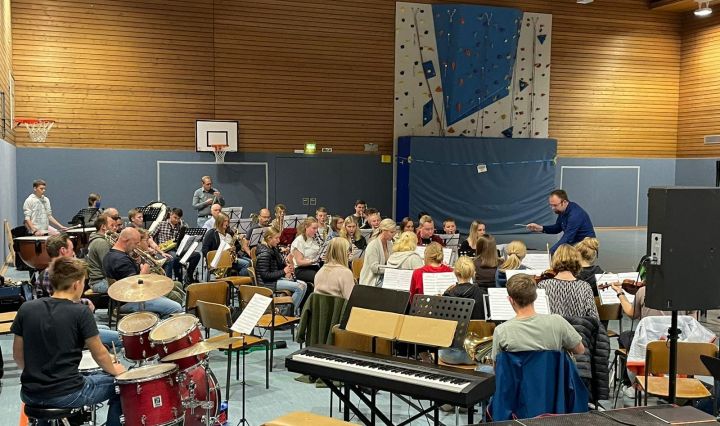 Am Freitag traf sich das Projektorchester zur ersten gemeinsamen Probe in der Turnhalle der Schule.