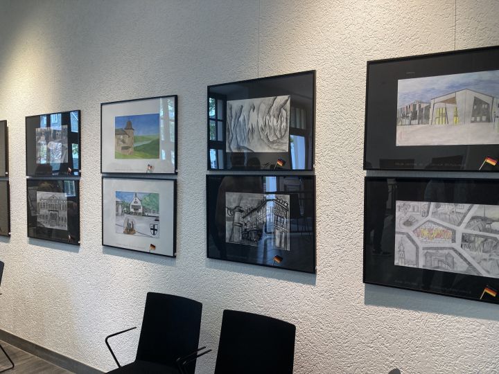 Die Ausstellung „Meine Stadt, Deine Stadt“ ist am Samstag im Attendorner Rathaus eröffnet worden. Es sind Werke von Schülern aus der Hansestadt sowie aus Rawicz zu sehen.