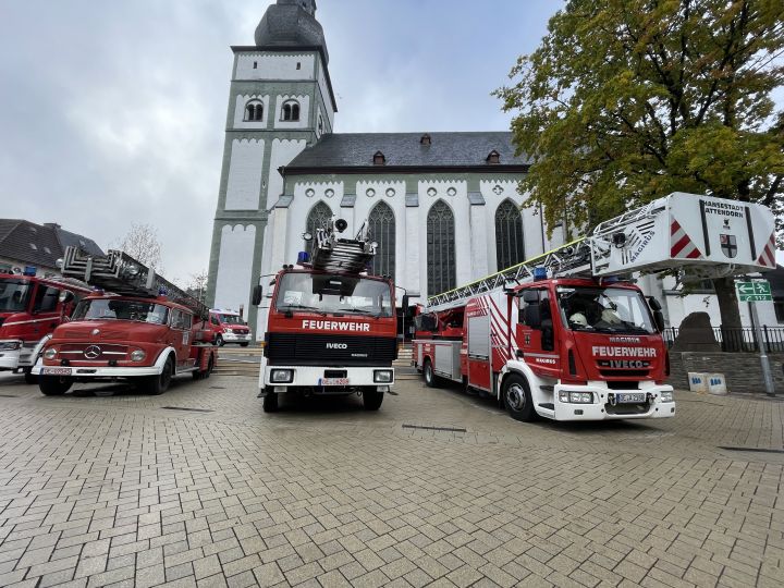 Beim Tag der Feuerwehr in Attendorn waren auch zahlreiche Feuerwehrfahrzeuge waren ausgestellt.