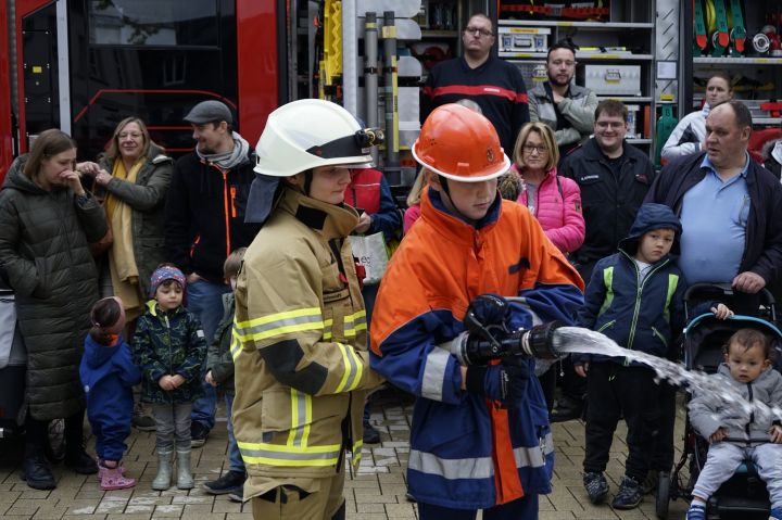 Beim Tag der Feuerwehr in Attendorn gab es gleich drei Übungen zu sehen - von Jugendfeuerwehr und Einsatzabteilung ebenso wie eine historische Übung.