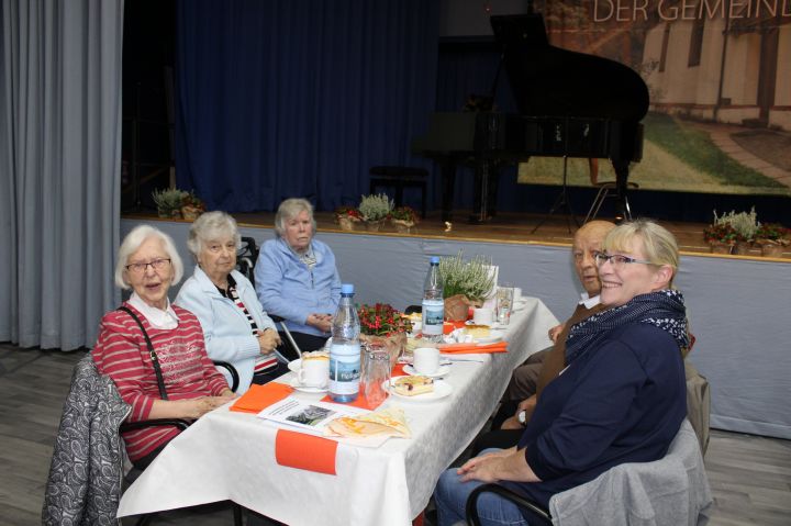Rund 350 ältere Bürger der Gemeinde Wenden verbrachten einen geselligen Nachmittag in der Aula der Gesamtschule.
