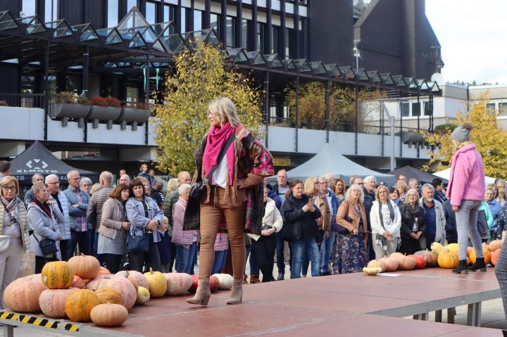Bei für Mitte Oktober sehr milden Temeperaturen fand der Herbstmarkt in Altenhundem statt. Modenschauen sorgten für Unterhaltung und beim Street-Food-Festival kam man kulinarisch auf seine Kosten.