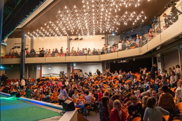 450 Kinder ließen sich von Ronja Räubertochter im Pädagogischen Zentrum in Meggen begeistern.