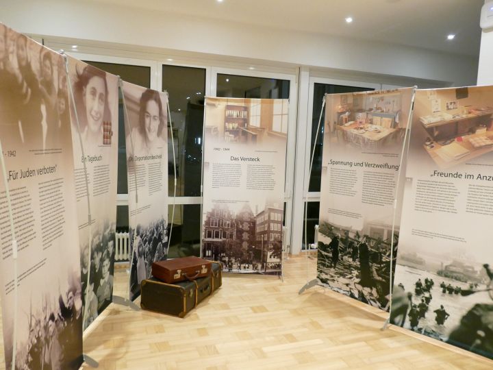 Die Ausstellung bietet sehr viele Informationen über das Schicksal von Anne Frank und der Judenverfolgung in Deutschland.
