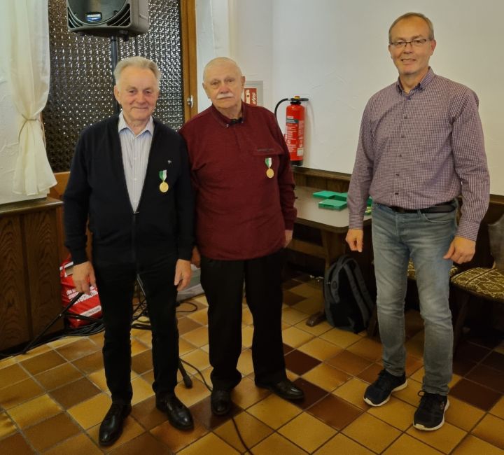 60 Jahre dabei sind (v.l.) Karl-Heinz Schmidt und Dieter Kaufmann mit Oberst Stefan Dornseifer .