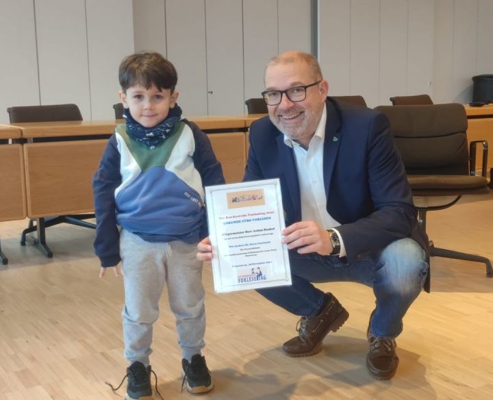Die Vorschulkinder des Familienzentrums Arche Noah in Finnentrop haben am bundesweiten Vorlesetag - Freitag, 18. November - Bürgermeister Achim Henkel einen Besuch abgestattet.