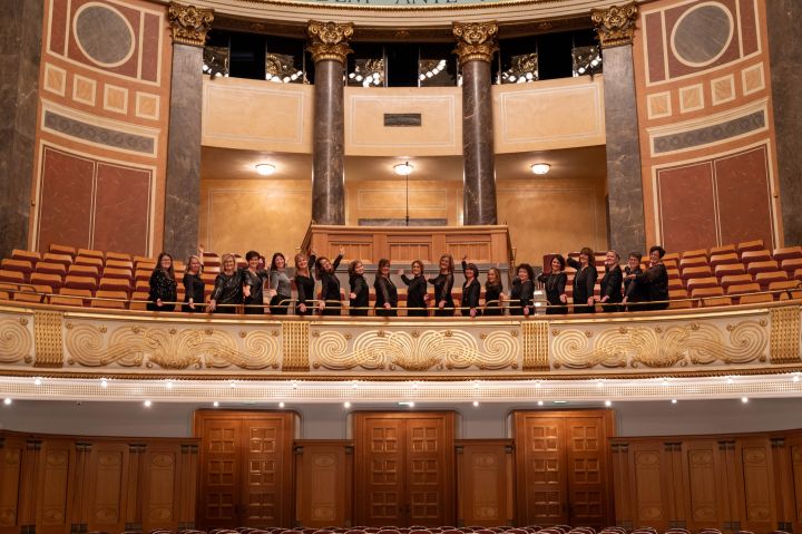Im Rahmen einer gemeinsamen Konzertreihe treten die Frauen der Gemischten Stimmen BIGGEsang mit dem Musikkorps der Bundeswehr auf - und sammeln unvergessliche Erfahrungen. So standen die Sängerinnen beim Weihnachtskonzert des hessischen Ministerpräsidenten im Kurhaus Wiesbaden auf der Bühne.