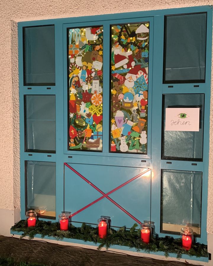 Unter dem Motto „Weihnachten mit allen Sinnen“ hat der lebendige Adventskalender in der Kindertagesstätte St. Hubertus Ottfingen stattgefunden.