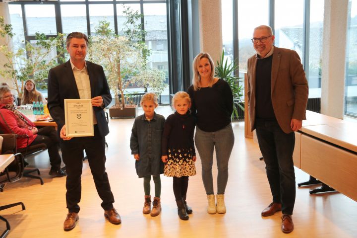 Die Gewinner des Umweltschutzpreises 2022 der Gemeinde Finnentrop mit Bürgermeister Achim Henkel und Patrick Keil von Gelsenwasser AG.