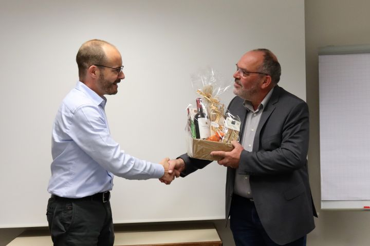 Stefan Simon, Geschäftsführer der Kreishandwerkerschaft Westfalen-Süd, überreichte Michael Elfers als Dankeschön für sein Engagement im Vorstand der Innung einen Präsentkorb.