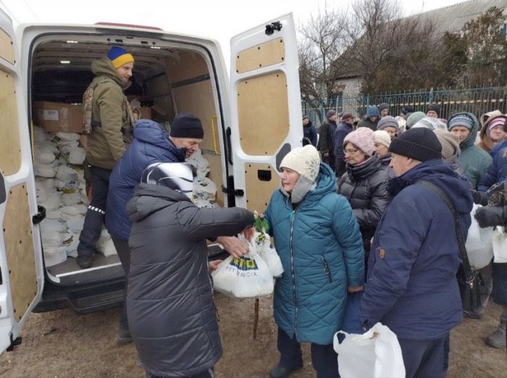 Die Initiative „Lennestadt hilft“ gibt Lebensmittel an Bewohner an der ukrainisch-russischen Grenze aus.