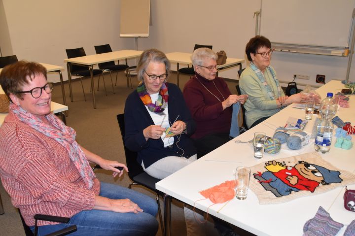 Bei Treffen wird gestrickt, gelacht und geplaudert.