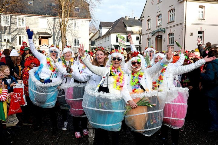 Impressionen vom Karnevalsumzug an Weiberfastnacht 2023 in Drolshagen, während dem Bürgermeister Ulrich Berghof auf dem Marktplatz den Rathausschlüssel herausrückte. Viele Zuschauer verfolgten das närrische Treiben.