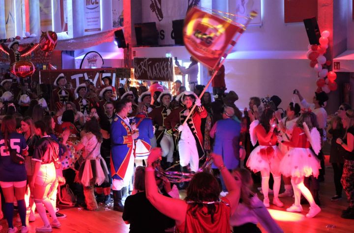 Bei der Altweiberarena in Meggen feierten die Narren bis in die Nacht hinein.