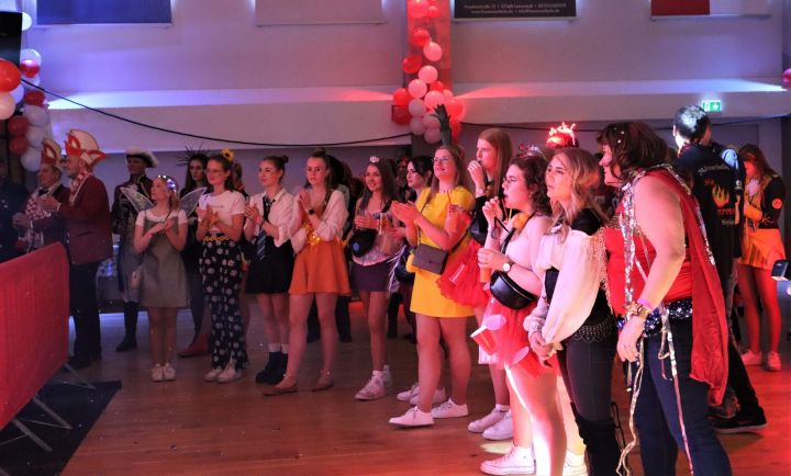 Bei der Altweiberarena in Meggen feierten die Narren bis in die Nacht hinein.