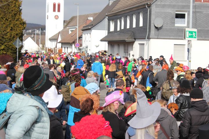 Der Rosenmontagszug in Schönau lockte Tausende von Besuchern in die Narrenhochburg des Wendener Landes. Bei Zugteilnehmern und Zuschauern gab es viele tolle Kostüme zu bewundern.
