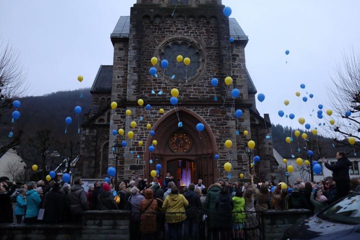 Beim Friedensgebet in Meggen stiegen hunderte Luftballons zum Himmel