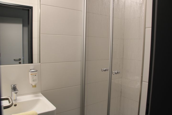 Im Rahmen der Renovierungsarbeiten wurden separate Sanitärbereiche für alle Gäste geschaffen und neue Türen eingesetzt.