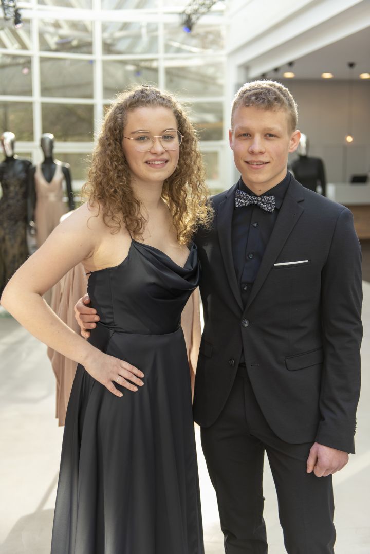 Jendrik Stahl und Jasmin Stahl ließen sich bei Mode Fischer für das Abiball-Special einkleiden. Sie besuchen die Gesamtschule Wenden.