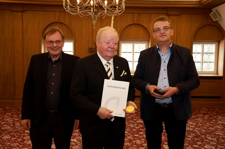 Bei der Sängerehrung in Drolshagen, ausgetragen von der Chorgemeinschaft „Via Nova“ Schreibershof, wurden wieder langjährige Chormitglieder ausgezeichnet.
