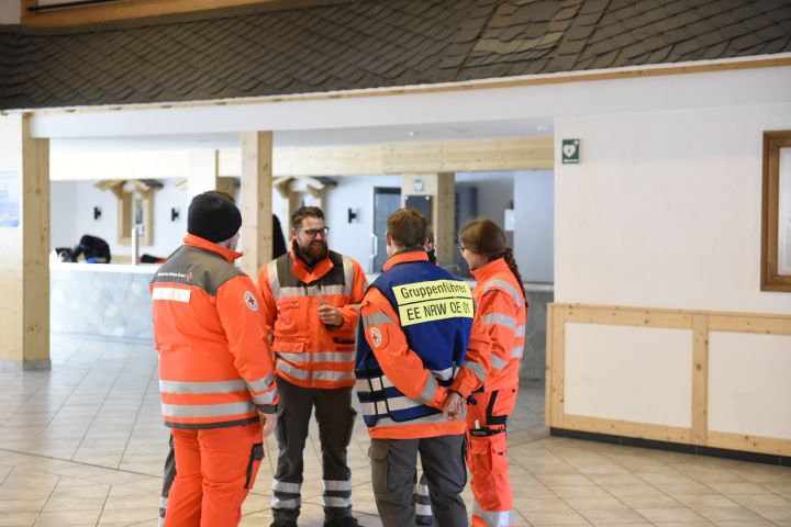 Die Einsatzkräfte richteten in Elspe einen Betreuungsplatz ein.