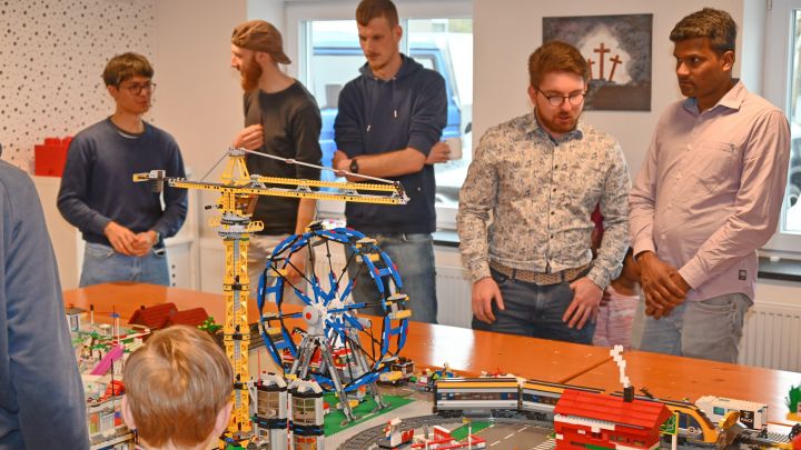 35 Kinder bauten aus 100 einzelnen Bausätzen eine ganze Lego-Stadt.
