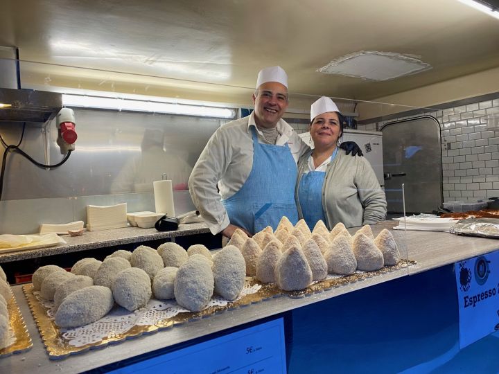 Trotz ständiger Regenschauer war der Olper Marktplatz auch am Samstagabend, 25. März, gut gefüllt und an den Food-Trucks bildeten sich lange Schlangen.