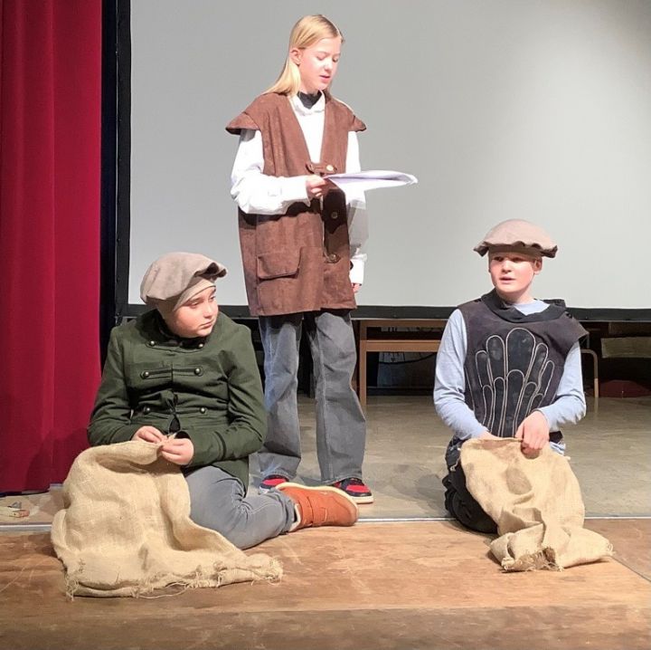 Das Stück „Cool Cat“ brachte die englische Theater AG kürzlich am St.-Ursula-Gymnasium Attendorn auf die Bühne.