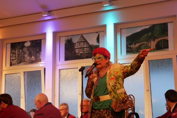 Abgerundet wurde der offizielle Teil des Abends mit dem Auftritt der Kabarettistin Hettwich vom Himmelsberg, die das Publikum mit Witz und Verstand zum Thema Ehrenamt begeisterte.