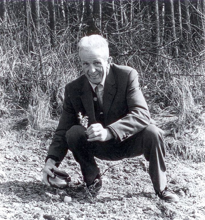 Der Bauer ging am Palmsonntag nach der Palmweihe zu seinen Feldern und steckte in einer Eierschale oder einem Gläschen Palmzweige an die vier Ecken des Feldes, um Segen für eine gute Ernte zu erbitten.