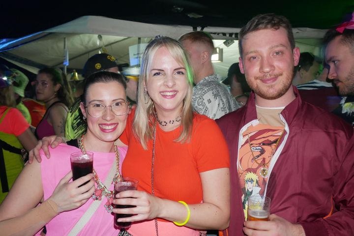 Die Schützenhalle in Brachthausen wurde zur 90er-Disco, in der mehr als 750 bunt gekleidete Besucher ausgelassen feierten.