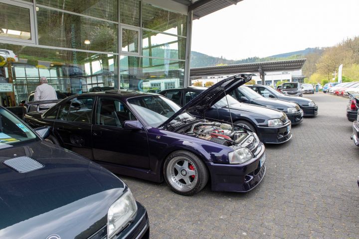 Der „Opel EVO Club“ traf sich bei Opel Schmelter in Altenhundem. Übers Wochenende, 5. bis 7. Mai, macht die Gruppe Halt an verschiedenen Stationen im Sauerland.