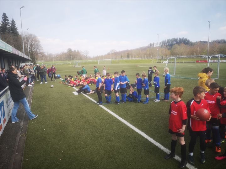 Die Grundschule Helden gewann das Fußballturnier auf Kreisebene.