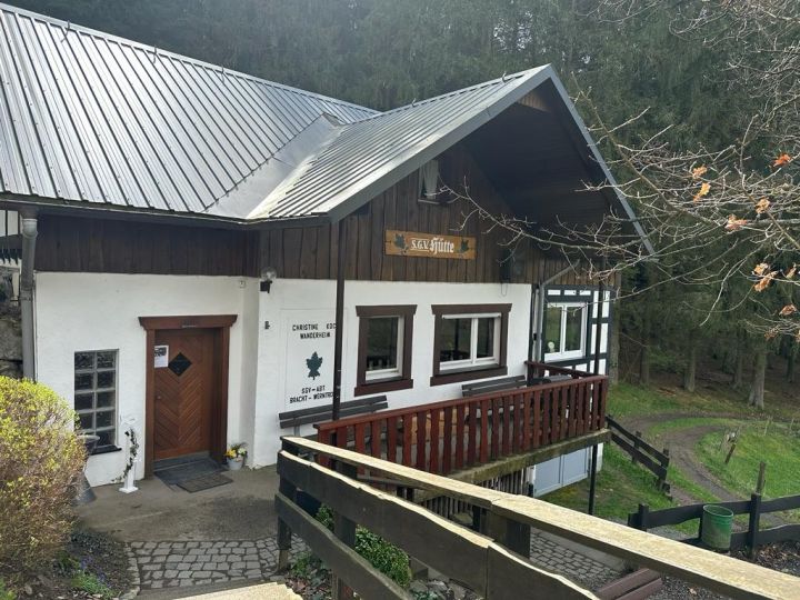 Die SGV-Hütte Bracht bietet eine gemütliche Rast- und Übernachtungsmöglichkeit für Wanderer.