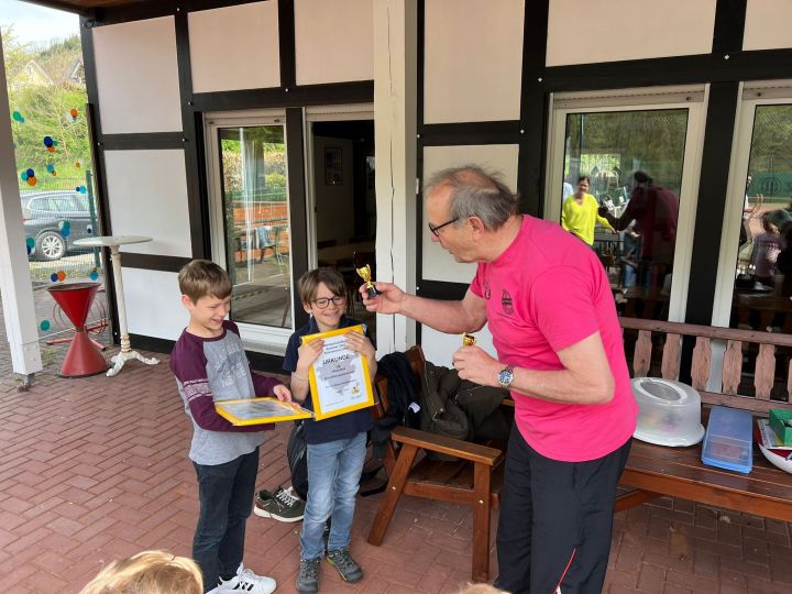 Cem und Konstantin mit Reinhard Thiedemann.