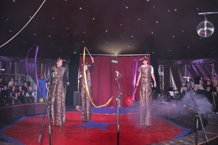Die St.-Franziskus-Schule präsentierte die Show „Circus und Musik“ im Zirkuszelt der K.o.T. Wenden.
