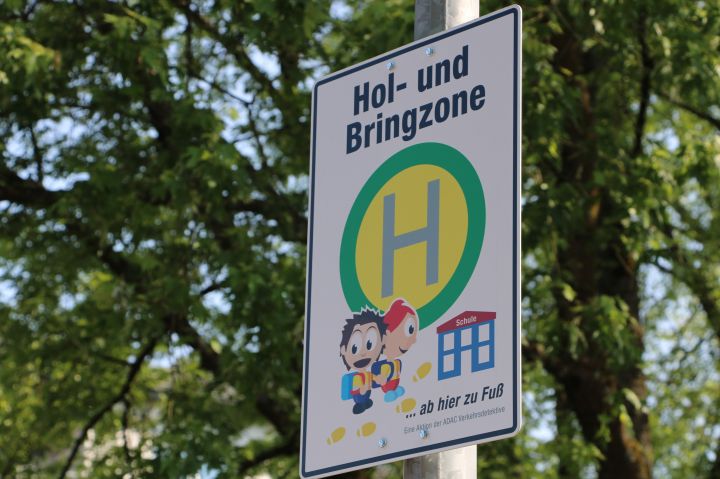 Mit der Enthüllung des Schilds und bunten Farben wurde die erste Hol- und Bringzone für Grundschüler in der Gemeinde Wenden eingeweiht.