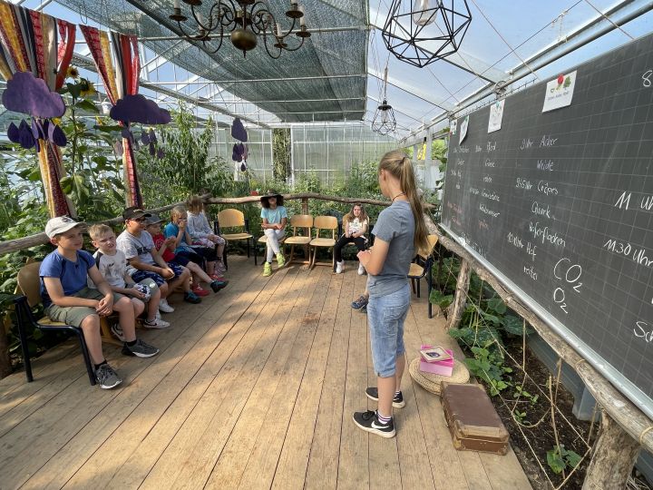 Die komplette Gemeinschaftsgrundschule Heggen verbrachte einen spannenden Vormittag auf dem Hof Belke in Milstenau.