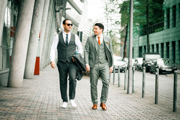 Sinan Maximilian Yilmaz stellt mit seiner Firma hemdlos individuelle Kleidung her, die den Wünschen und Ansprüchen seiner Kunden gerecht wird.