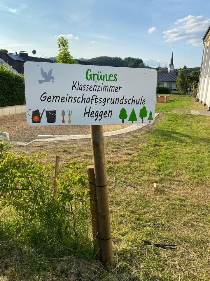 Bei sommerlichen Temperaturen wurde das grüne Klassenzimmer der Grundschule Heggen eingeweiht.