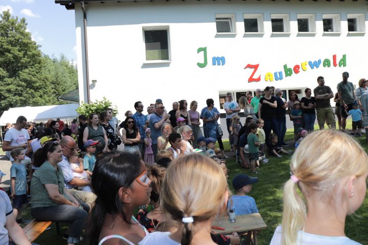 Der Kindergarten „Im Zauberwald“ in Röllecken feierte sein 50-jähriges Bestehen mit einer kurzweiligen Geburtstagsfeier.