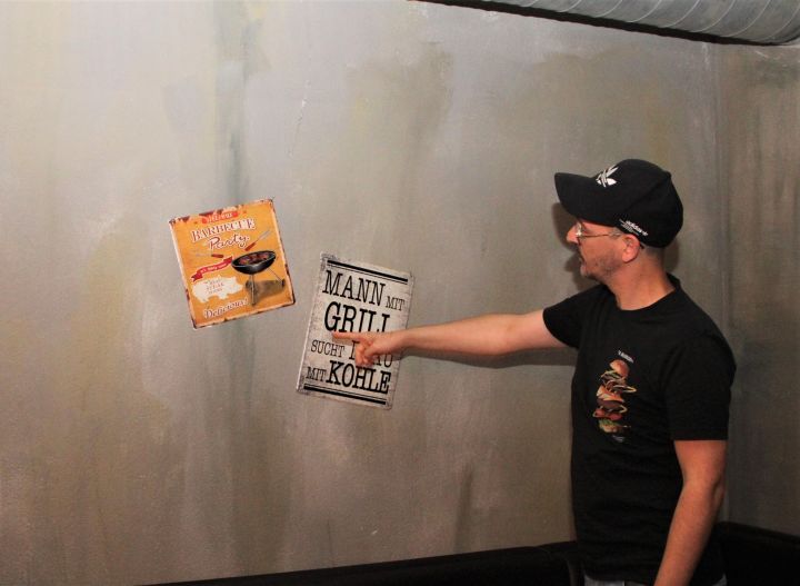 An diese Wand kommt eine große Video-Wall, die multifunktional nutzbar ist.