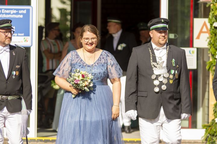 Beim Festzug am Montag, 10. Juli, präsentierten sich die neuen Majestäten des Schützenvereins Altenhundem.